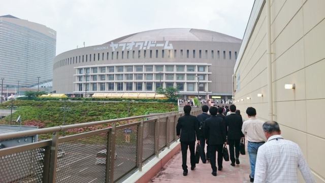会社帰りとかたくさんのプロ野球ファンの人が集まってくる