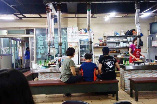 家族連れで来ていたお客ほのぼのとした雰囲気の向かいのお店