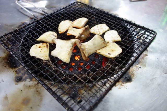 まずはエリンギ焼いてくれる。ちょっと甘いタレ?つけてるみたい