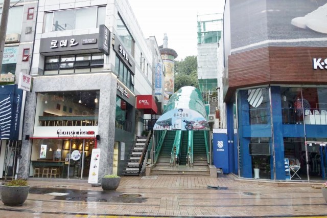登りはエスカレーターがある