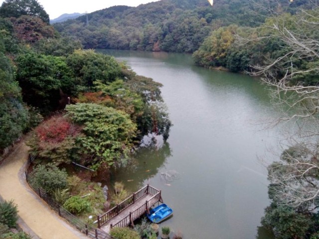 外を見ると下に湖がある