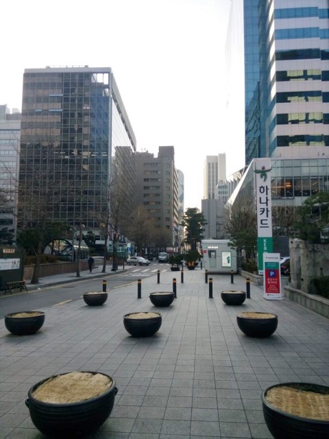 向かいの路地を入ったところにレストランがある